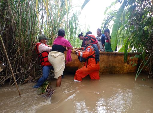 Autoridades evacúan a varias personas afectadas por la lluvia en Guatemala. (Foto Prensa Libre: Conred)