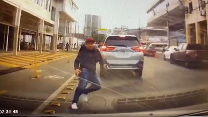 El video viral que muestra el momento en que un ladrón es atropellado tras huir de su víctima