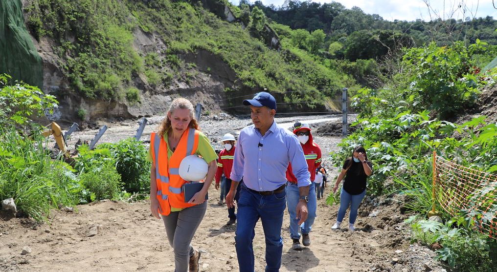 Ministro de Ambiente, Mario Rojas, durante un recorrido en el río de Las Vacas en el proyecto que desarrolla The Ocean Cleanup. (Foto: Gobierno de Guatemala)