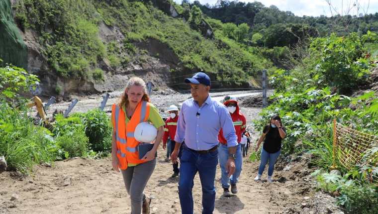 Ministro de Ambiente, Mario Rojas, durante un recorrido en el río de Las Vacas en el proyecto que desarrolla The Ocean Cleanup. (Foto: Gobierno de Guatemala)