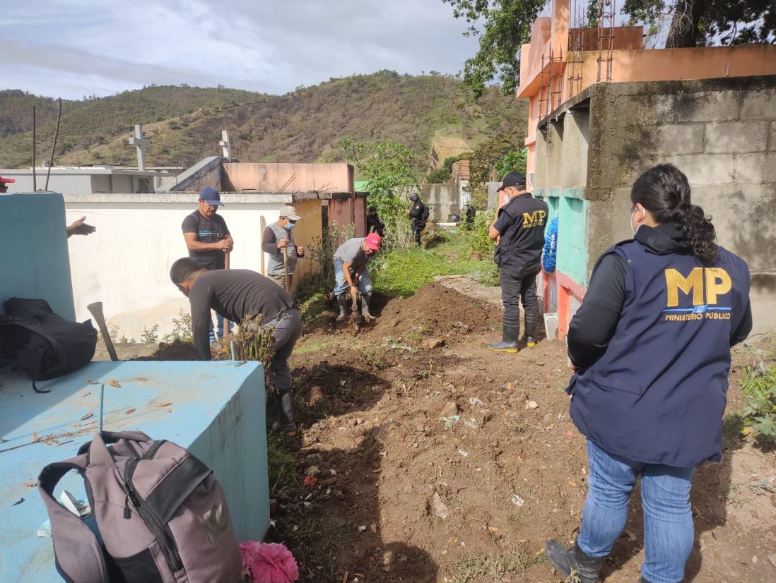 Exhumaciones en un cementerio de Huehuetenango, en búsqueda de los restos de Cristina Siekavizza. (Foto Prensa Libre: MP)