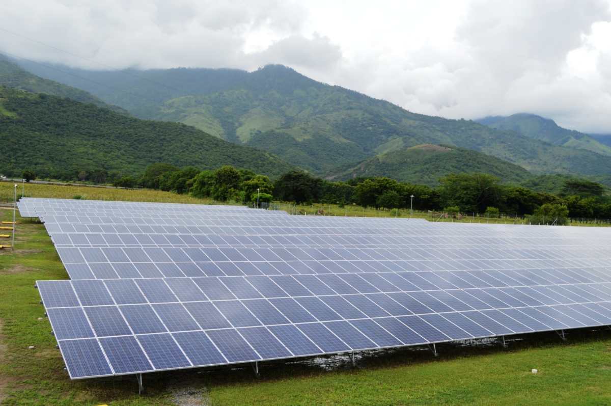 Los paneles solares permiten generar energía para utilizarla en diferentes sectores y ahorrar en el consumo de electricidad. (Foto Prensa Libre: Hemeroteca)