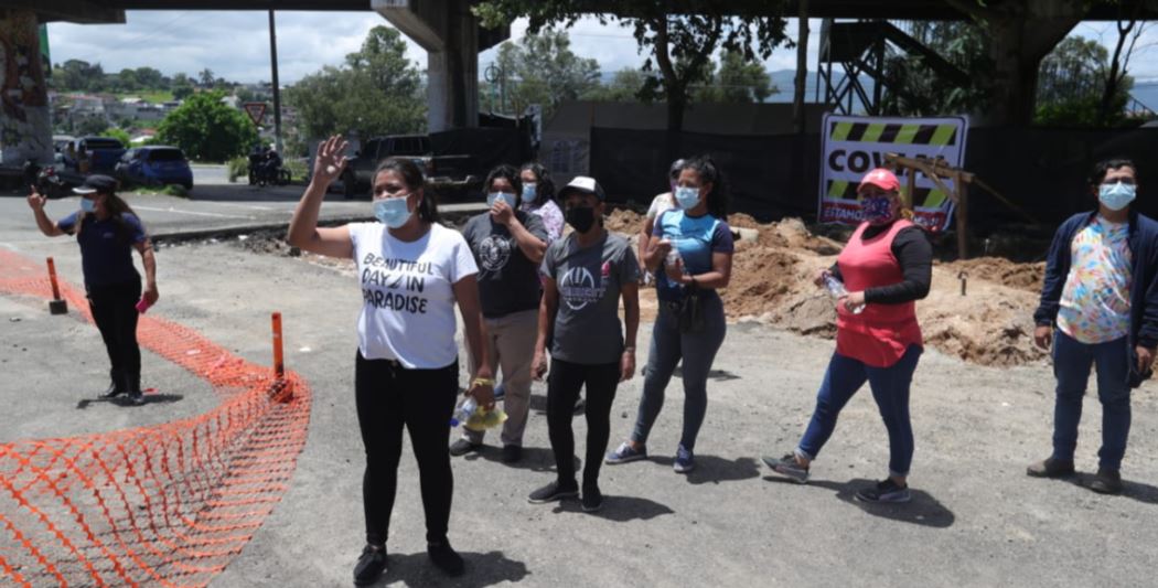 Mujeres, afines al alcalde de Villa Nueva, Javier Gramajo, que gritaban a los diputados que llegaron al hundimiento del km 15 ruta al Pacífico. (Foto: Prensa Libre: María José Bonilla)