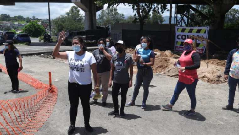 Mujeres, afines al alcalde de Villa Nueva, Javier Gramajo, que gritaban a los diputados que llegaron al hundimiento del km 15 ruta al Pacífico. (Foto: Prensa Libre: María José Bonilla)