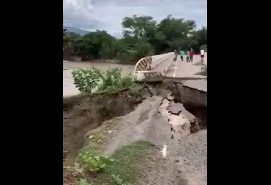 Video: El momento en que la fuerza del río socava las bases de un puente en el oriente guatemalteco
