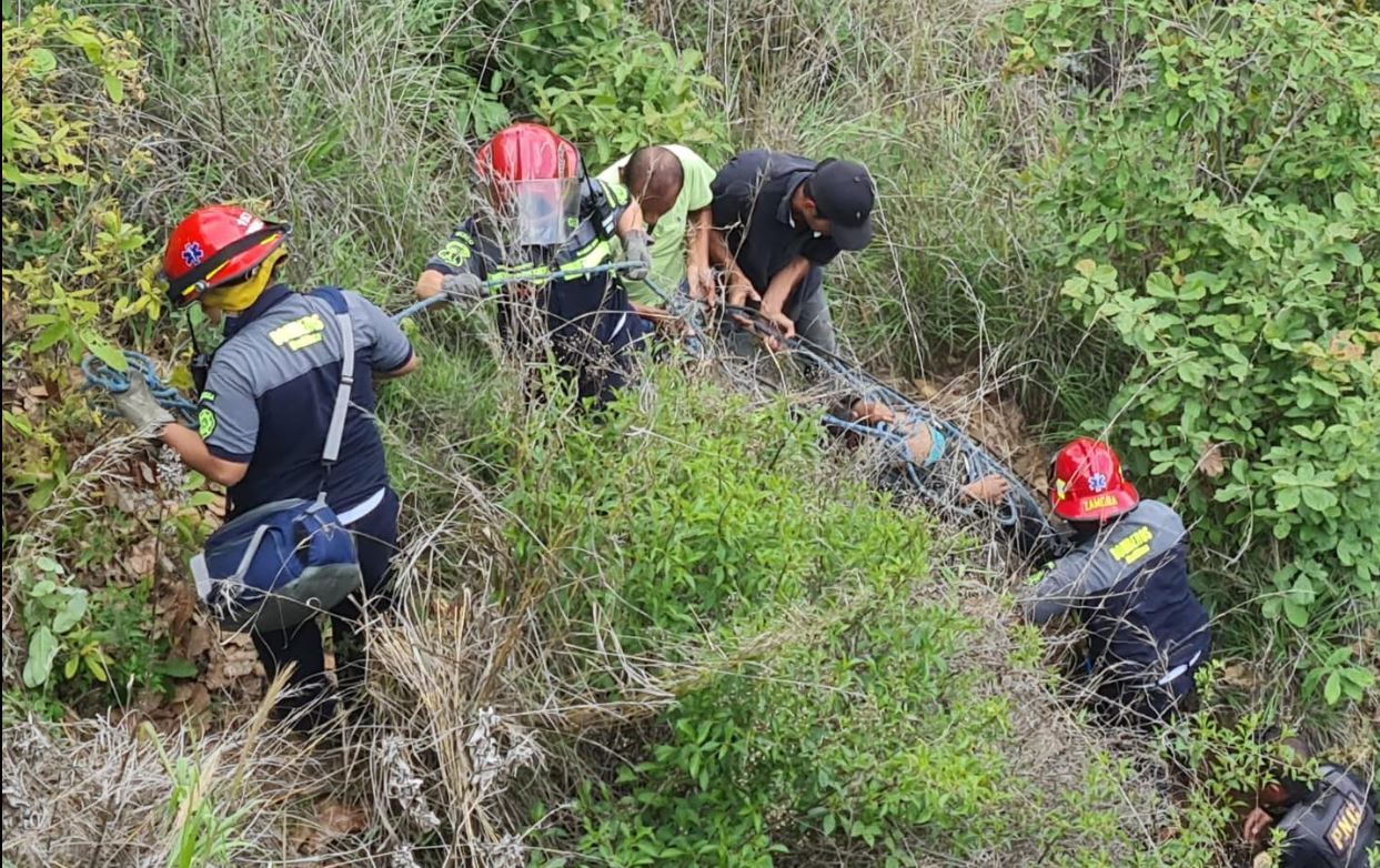 Socorristas, pobladores y agentes de la PNC durante el rescate de menor. (Foto: Bomberos Municipales Departamentales de Mixco)