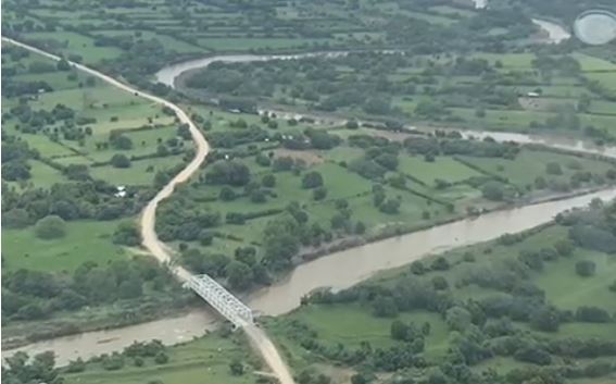 El Ejército sobrevoló los ríos Paz y Los Esclavos para monitorear sus niveles. (Foto: Captura de video/Ejército de Guatemala)