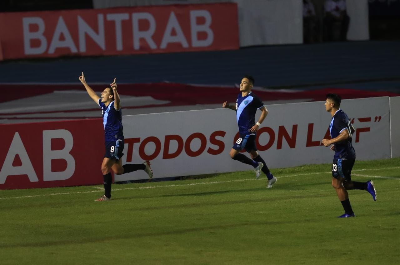 Rubio Rubín festeja después de marcar su segundo gol con Guatemala. (Foto Prensa Libre: Carlos Hernández)