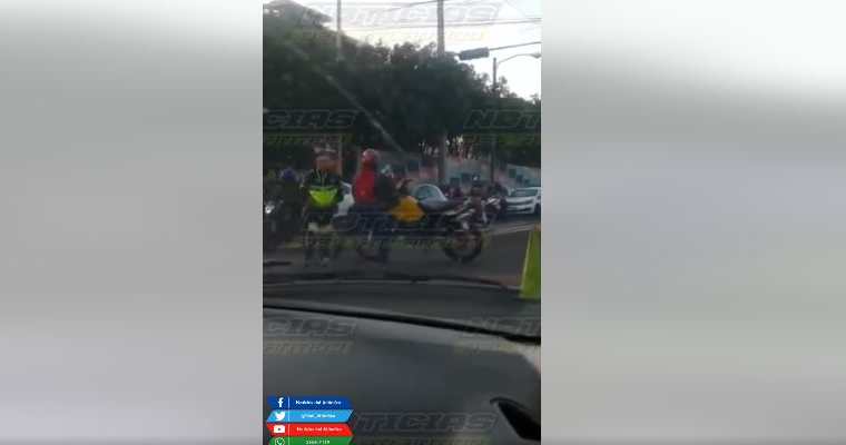 Momento en que el motorista se va a los golpes contra un agente de Tránsito. (Foto: Noticias del Atlántico/Facebook)
