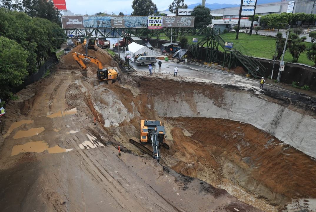 Maquinaria trabaja en el hundimiento del km 15 de la ruta al Pacífico, Villa Nueva. (Foto Prensa Libre: Elmer Vargas)