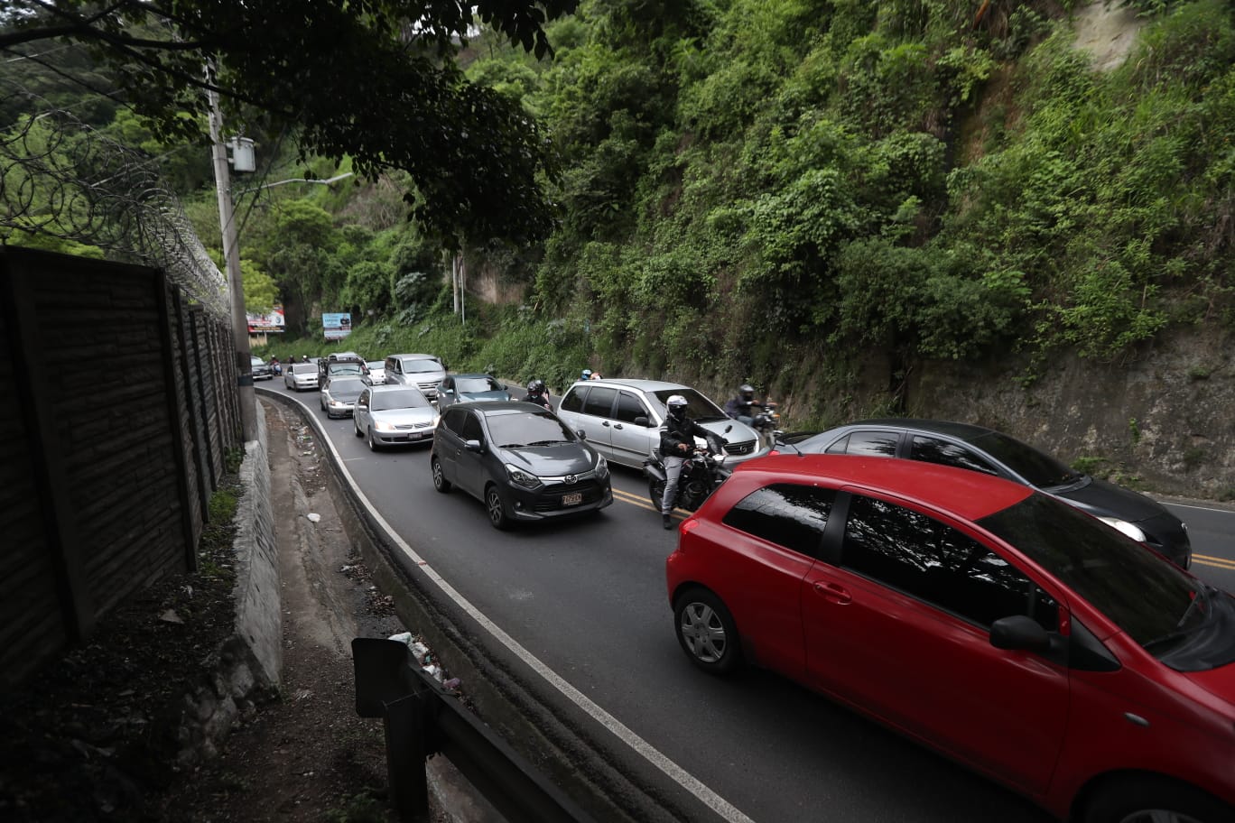 En la entrada a Boca del Monte, Villa Canales, el tránsito estaba detenido por completo. (Foto Prensa Libre: Roberto López)