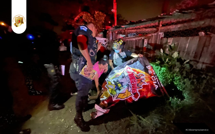 Familiar de una de las víctimas del ataque en zona 18 llegó a la escena a reconocer el cadáver. Fotografía: Bomberos Voluntarios. 