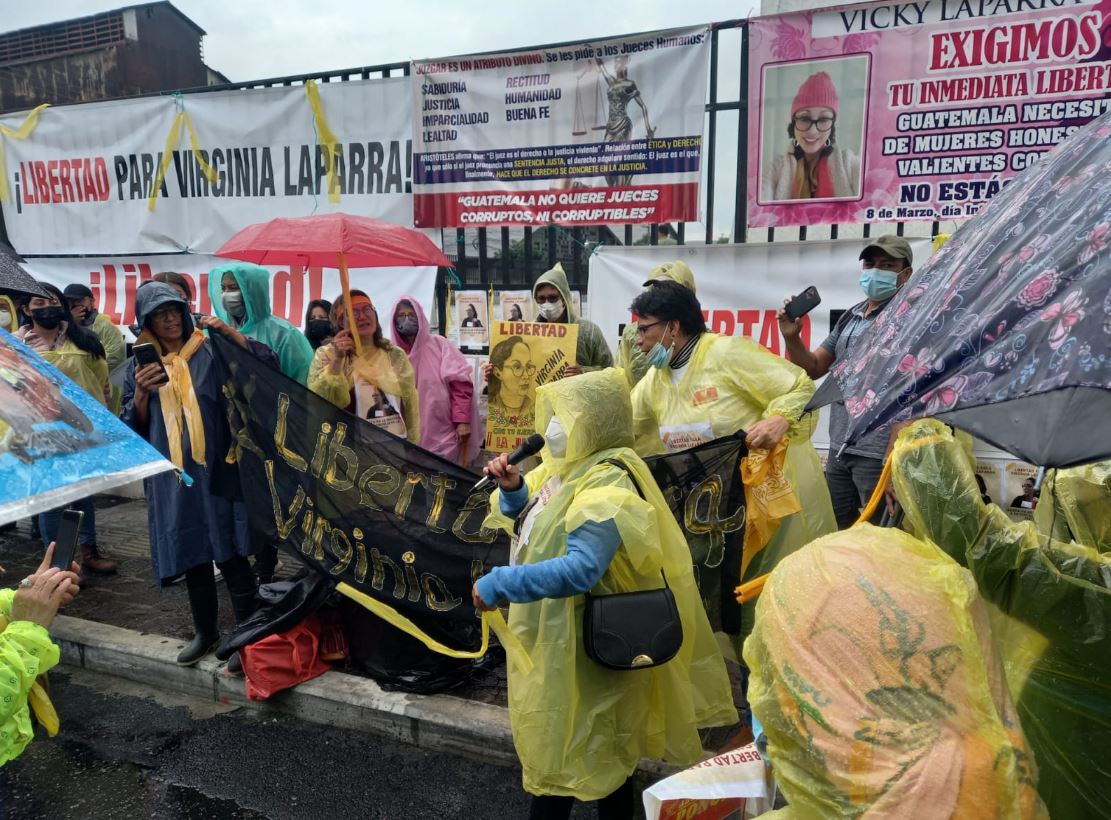 Integrantes de organizaciones y ciudadanos en la protesta para exigir la liberación de la exjefa de la Feci en Quetzaltenango, Virginia Laparra. (Foto Prensa Libre: La Red)