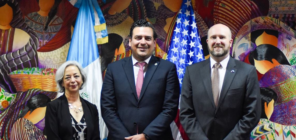Ministro de Trabajo, Rafael Rodríguez (centro) junto con la subsecretaria adjunta de Asuntos de Trabajo, Thea Lee, y el embajador de EE. UU. en Guatemala, William Popp. 