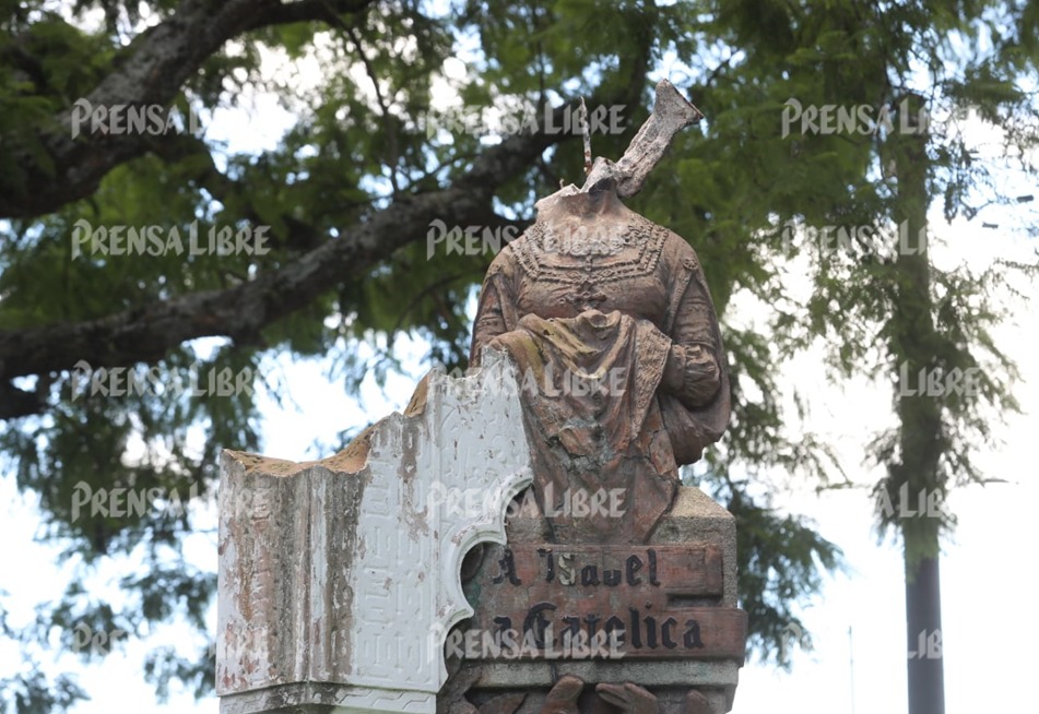 El monumento fue destruido dando fin a una obra de arte de más de un siglo. Fotografía: Prensa Libre (Roberto López). 