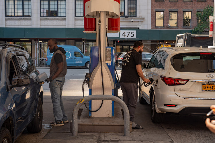 Una gasolinera en Nueva York el 15 de junio de 2022. (Foto Prensa Libre: Amir Hamja/The New York Times)