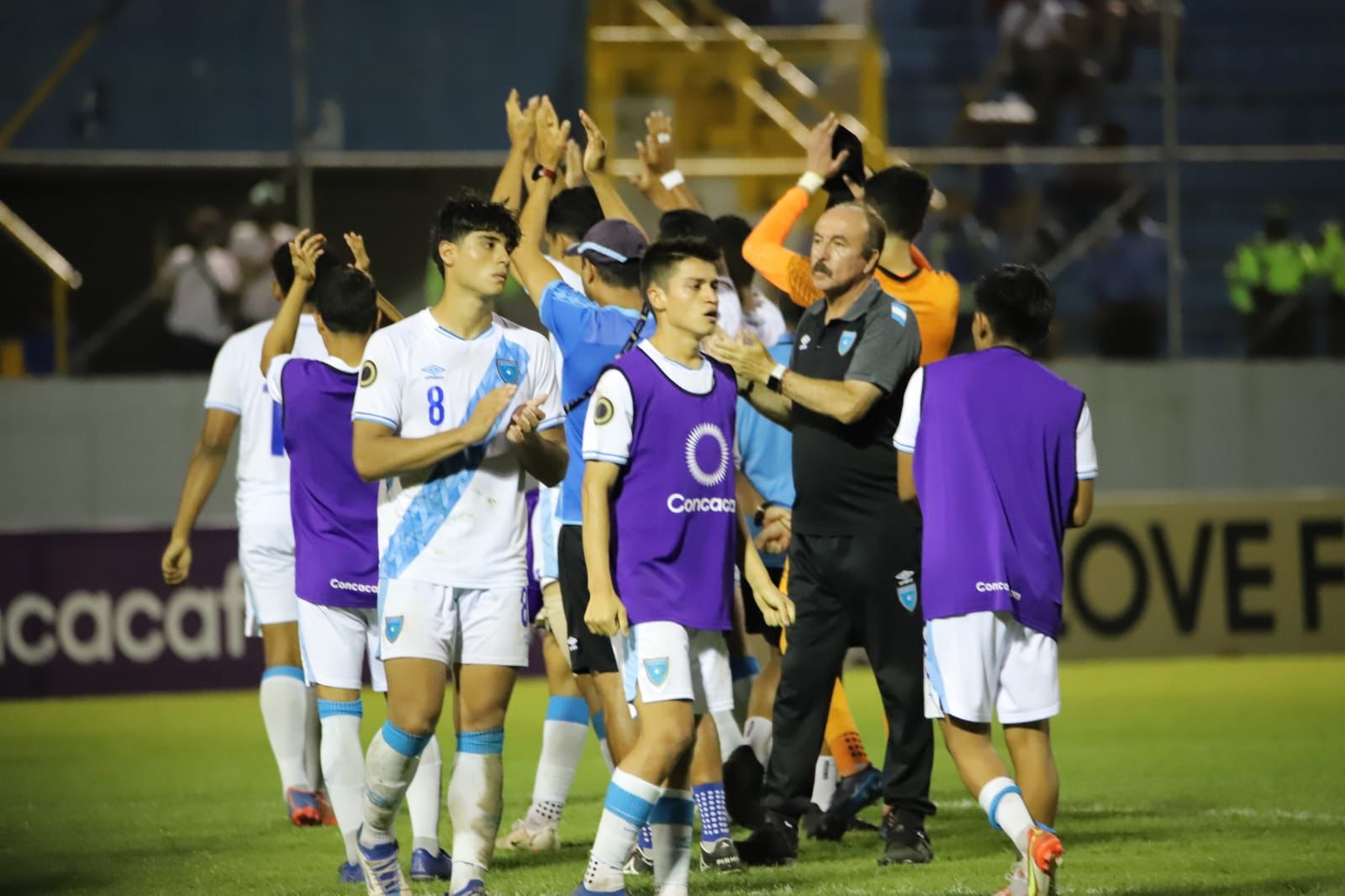 Los jugadores de Guatemala agradecen el apoyo de los aficionados después de la derrota. (Foto Prensa Libre: Fedefut)