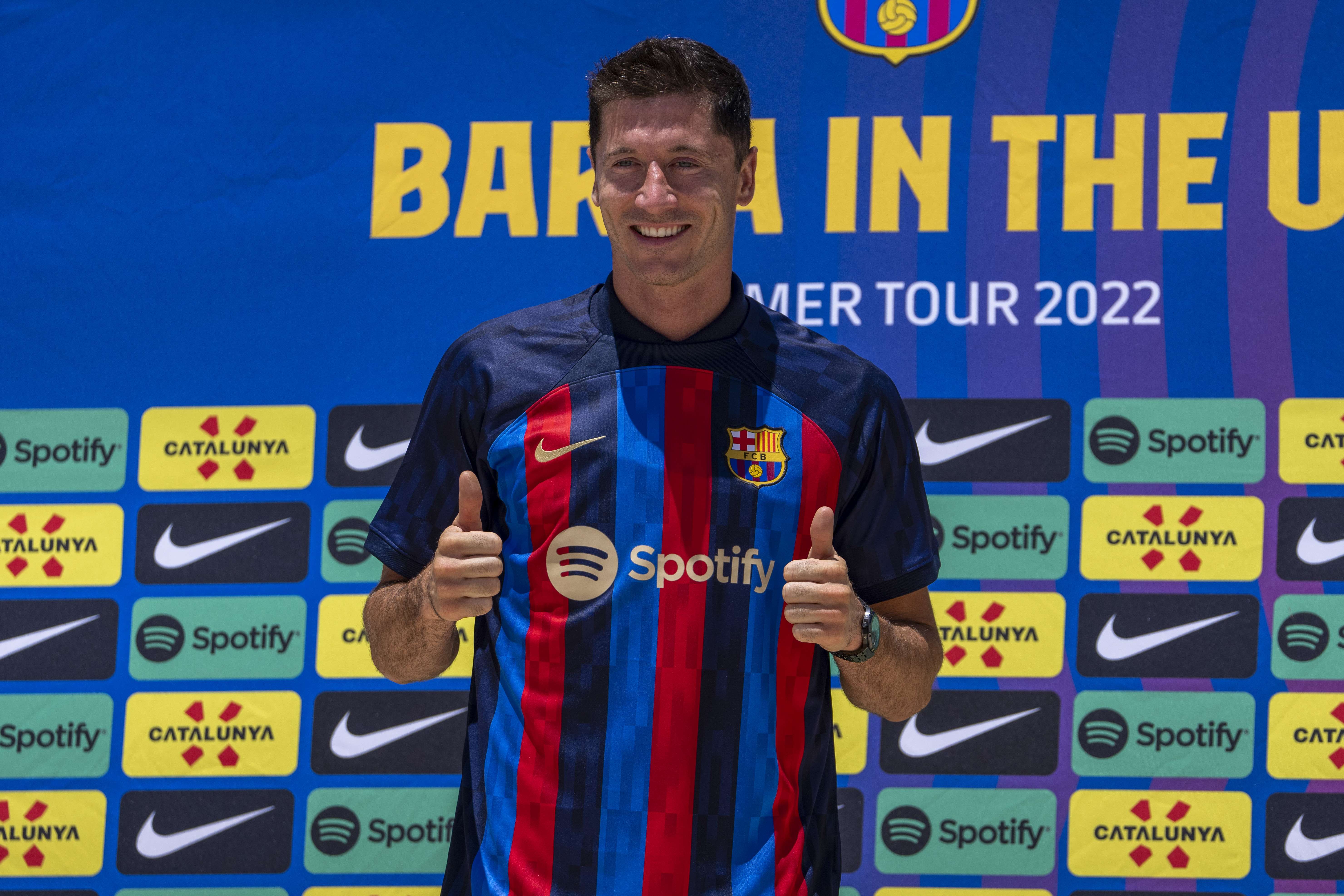Robert Lewandowski fue presentado de manera oficial como jugador del Barcelona. (Foto Prensa Libre: AFP).