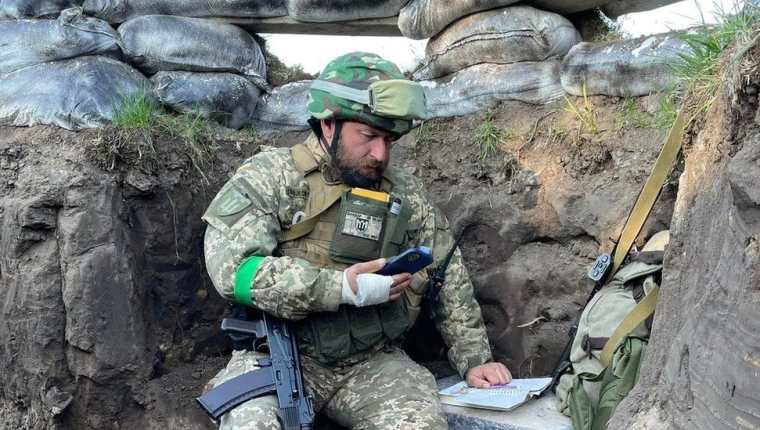 Fedir Shandor dicta sus clases desde las trincheras en el este de Ucrania.
VICTOR SHCHADEY
