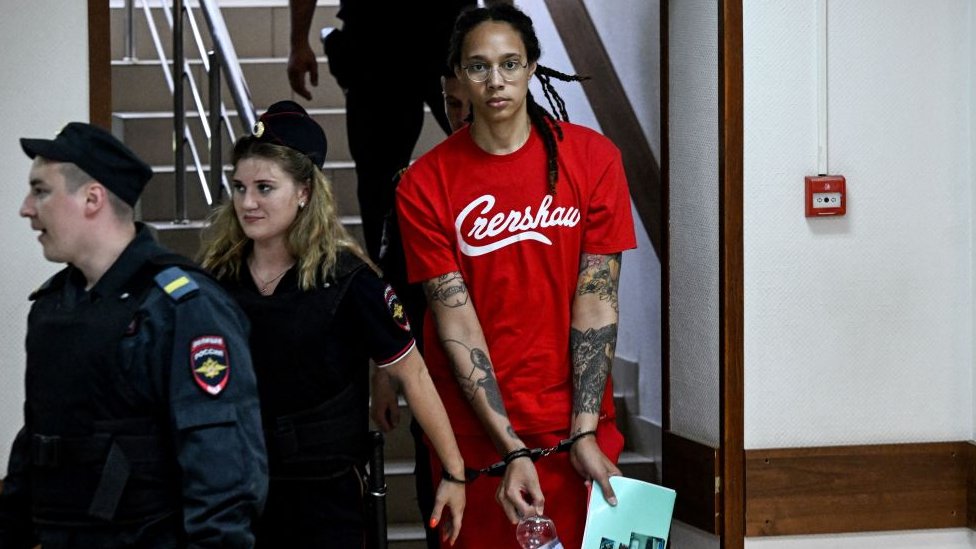 Brittney Griner apareció esposada mientras la conducían a la corte en Khimki, en las afueras de Moscú.
