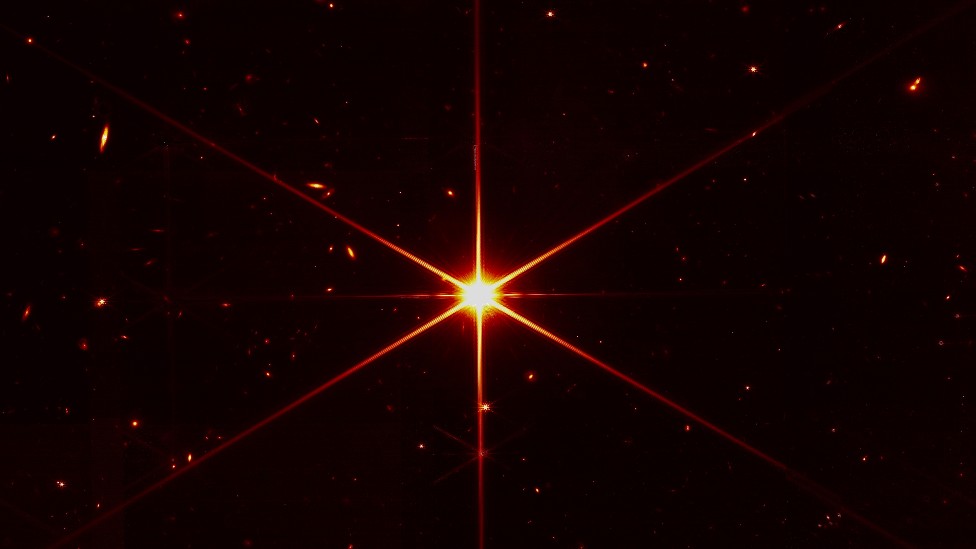 ¿Por qué el telescopio James Webb muestra las estrellas con 8 puntas?