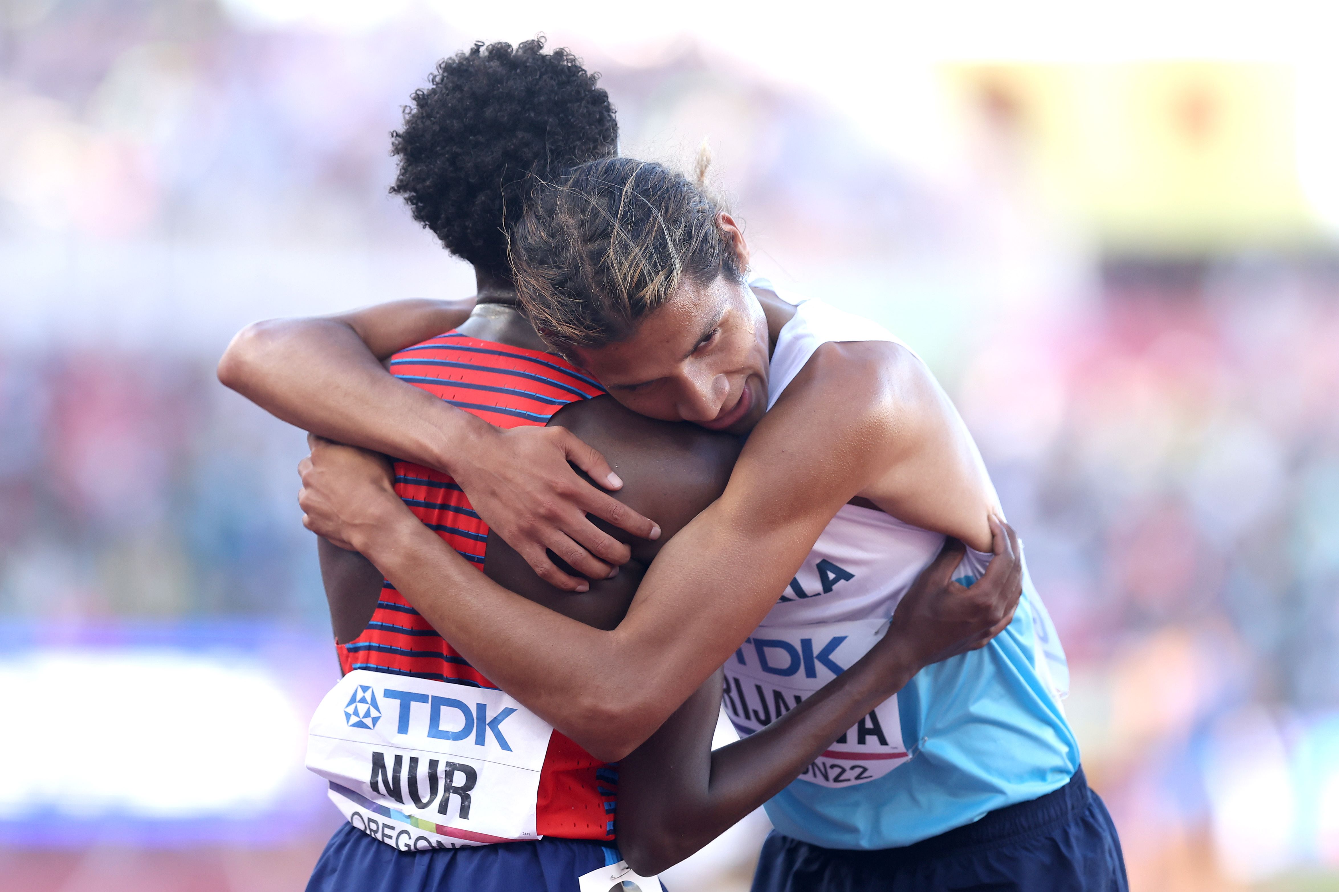 Abdihamid Nur, de Estados Unidos, abraza a Luis Grijalva al final de la prueba de los 5,000 metros en el Mundial de Atletismo. (Foto Prensa Libre: AFP).