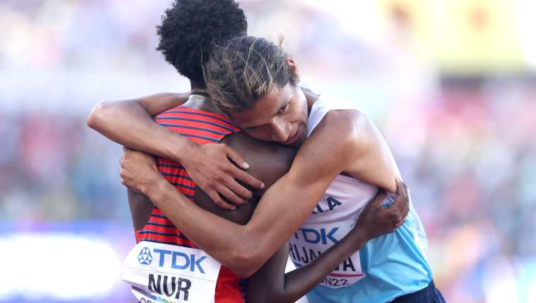 Abdihamid Nur, de Estados Unidos, abraza a Luis Grijalva al final de la prueba de los 5,000 metros en el Mundial de Atletismo. (Foto Prensa Libre: AFP).