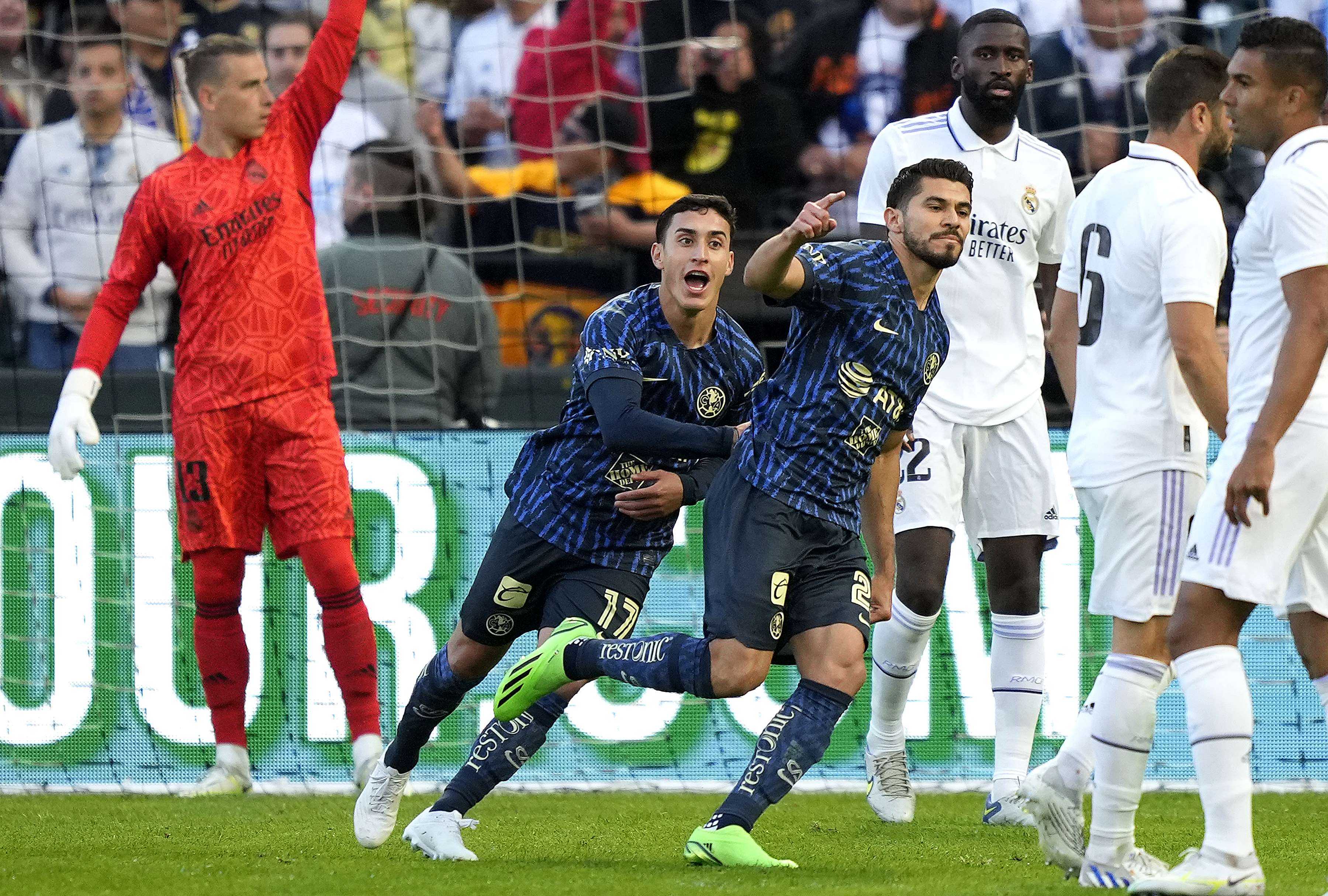 Henry Martín, del Club América, celebra el primer gol (al minuto 5) frente al Real Madrid. (Foto Prensa Libre: AFP).