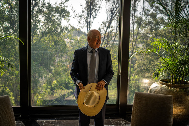 Ken Salazar, el embajador de Estados Unidos en México, en su residencia oficial en Ciudad de México. (Foto Prensa Libre: Alejandro Cegarra / The New York Times)