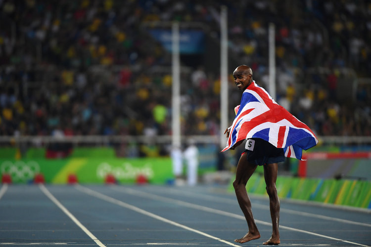Mo Farah, de Gran Bretaña, celebra tras ganar el oro en el Estadio Olímpico durante los Juegos de Verano de 2016 en Río de Janeiro, el 20 de agosto de 2016. (Foto Prensa Libre: James Hill/The New York Times)