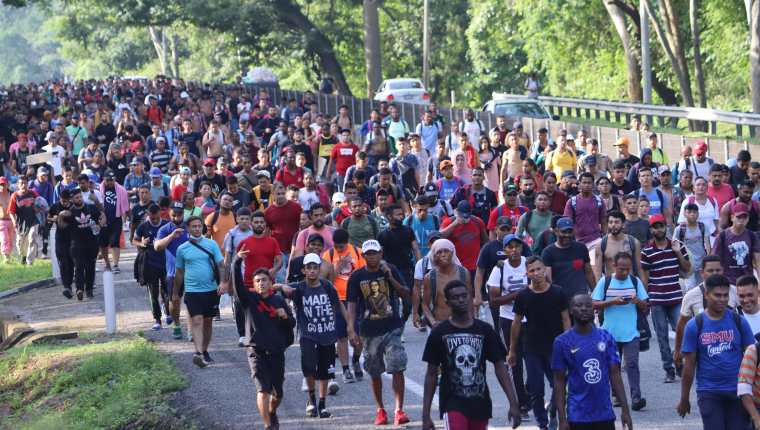 Una nueva caravana con cerca de 4 mil migrantes parte de la frontera sur de México hacia Estados Unidos con reclamos de seguridad y libre tránsito por el temor de sufrir una tragedia como la de los 53 migrantes que murieron por hacinamiento en un tráiler en Texas esta semana, en Tapachula (México). Foto Prensa Libre: EFE.
