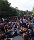 Caravana con cerca de 4 mil migrantes que partió hace unos días de Tapachula hacia Estados Unidos.  (Foto Prensa Libre: EFE)