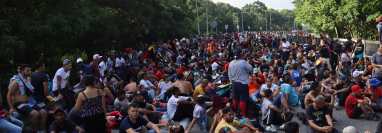 Caravana con cerca de 4 mil migrantes que partió hace unos días de Tapachula hacia Estados Unidos.  (Foto Prensa Libre: EFE)