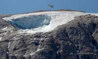 -FOTODELDIA- Canazei (Italia), 04/07/2022.- Un helicóptero busca a los 20 senderistas desaparecidos tras el desprendimiento de un glaciar de la Marmolada, en los Alpes italianos, que ha causado la muerte de seis personas y 9 heridos, según fuentes del Salvamento Alpino. EFE/ Andrea Solero