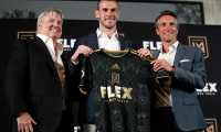 Los Angeles (United States), 11/07/2022.- LAFC newly signed player Gareth Bale (C) holds up a jersey as he poses with lead managing owner of LAFC, Larry Berg (L), and LAFC General Manager John Thorrington (R) during a news conference at Banc of California Stadium in Los Angeles, California, USA, 11 July 2022. (Estados Unidos) EFE/EPA/CAROLINE BREHMAN