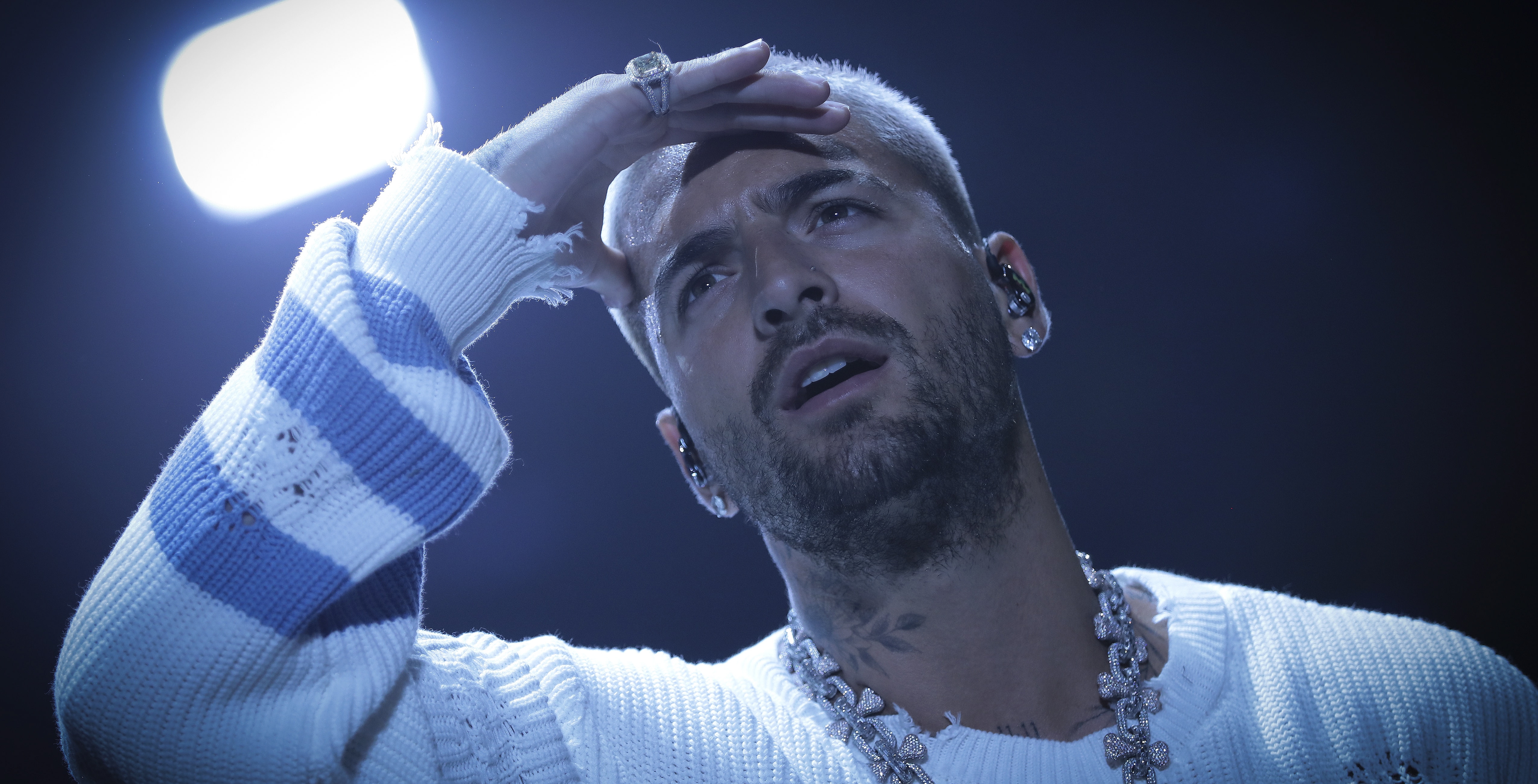 “¡Fuera!”: El video que muestra como Maluma saca a dos aficionadas que peleaban durante un concierto suyo en España