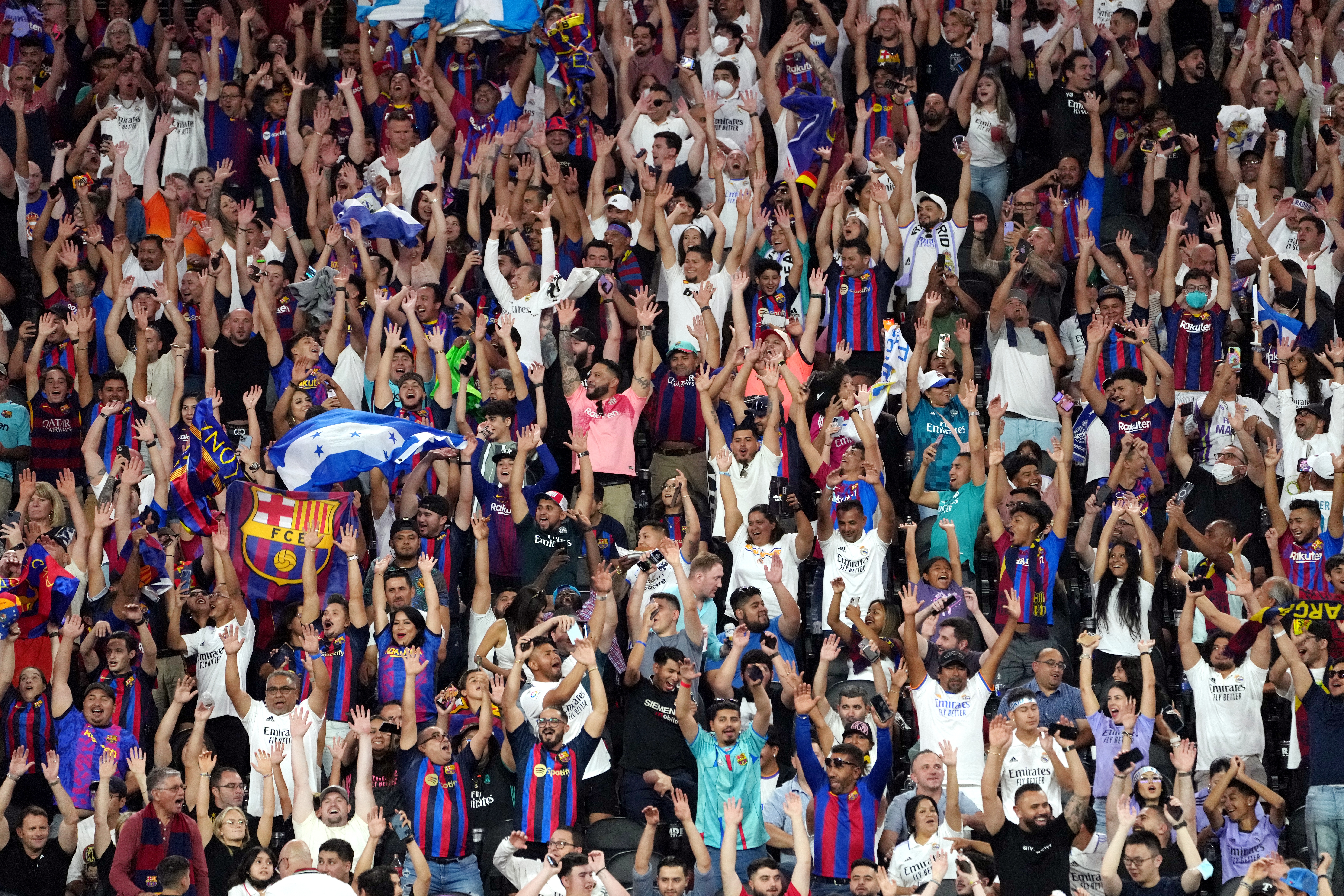 Real Madrid y Barcelona tienen programados sus respectivos partidos para el mismo día. (Foto Prensa Libre: EFE)