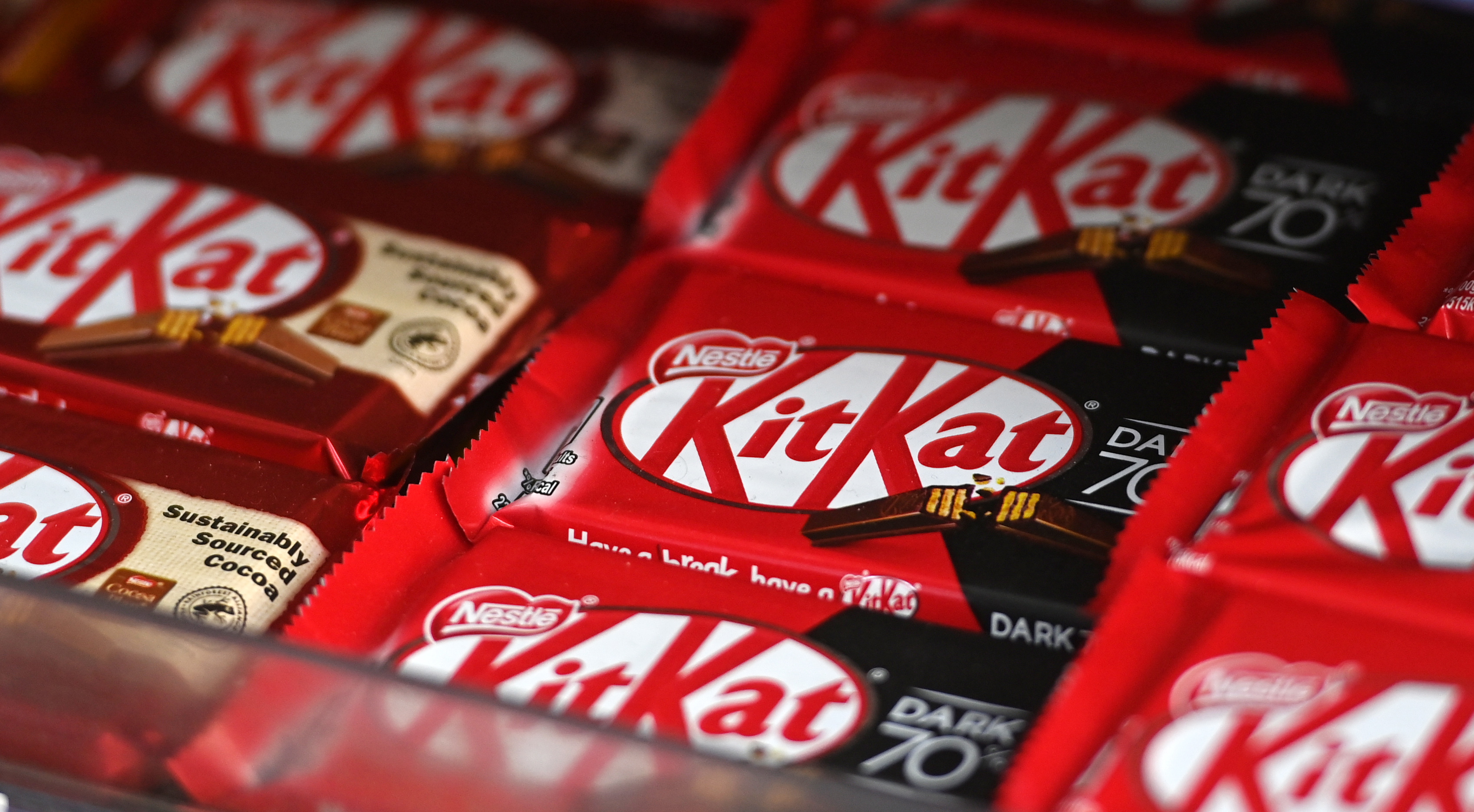 London (United Kingdom), 28/07/2022.- Kit Kat chocolate bars at a store in London, Britain, 28 July 2022. Swiss chocolate giant Nestle has increased its prices on its Kit Kat chocolate bars by some 06 percent. The food giant has followed other food and drinks giants as McDonald's and Coca Cola who have also raised prices on their products this week (Reino Unido, Londres) EFE/EPA/ANDY RAIN