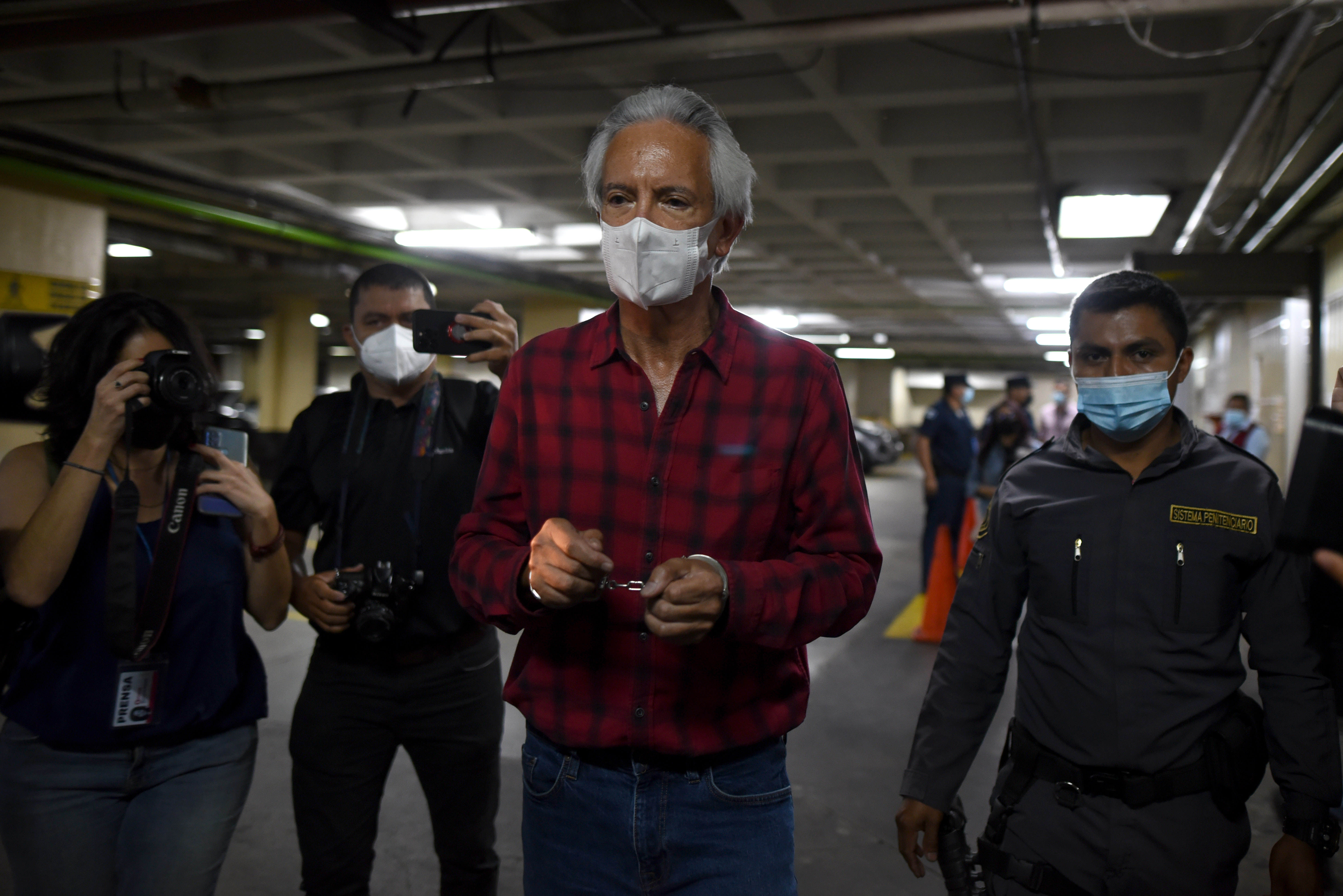 Periodistas y ciudadanos muestran su apoyo a Jose Rubén Zamora, entre las consigas está “No nos callarán”