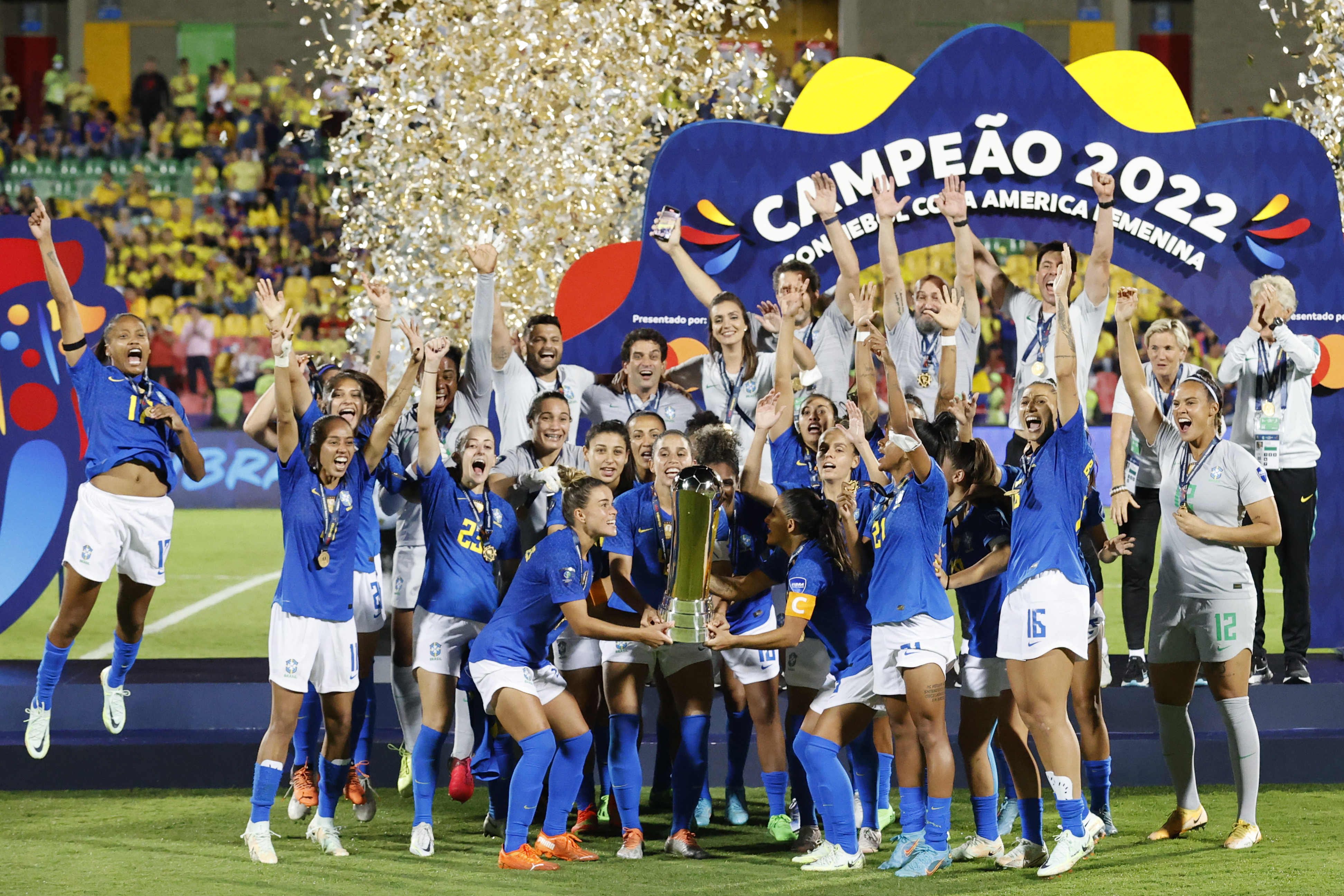Jugadoras de Brasil celebran con el trofeo al ganar la final de la Copa América Femenina ante Colombia en el estadio Alfonso López en Bucaramanga (Colombia). Foto Prensa Libre (EFE)