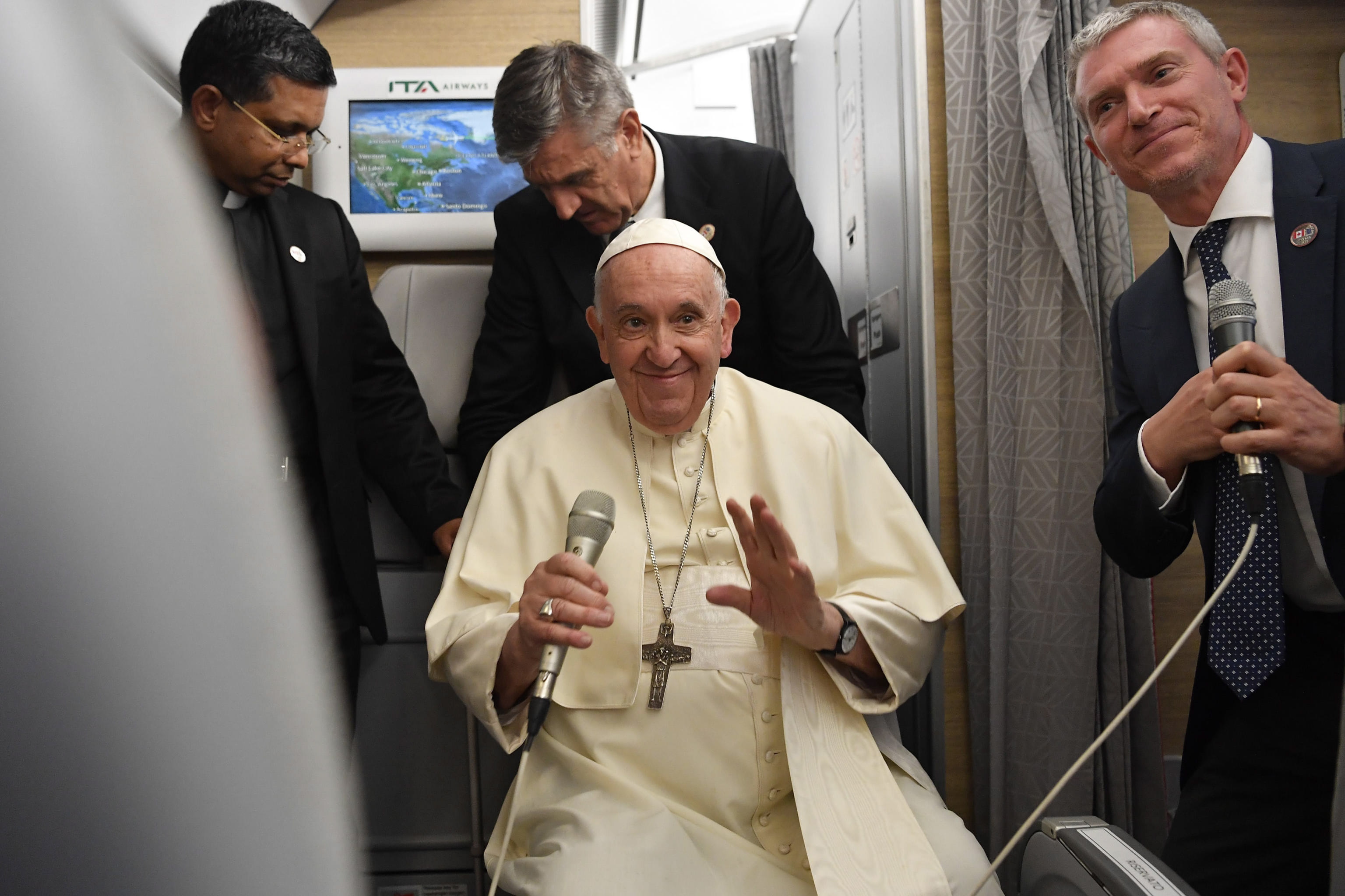 El papa Francisco deja la puerta abierta a la idea de una renuncia y dice que no sería una catástrofe