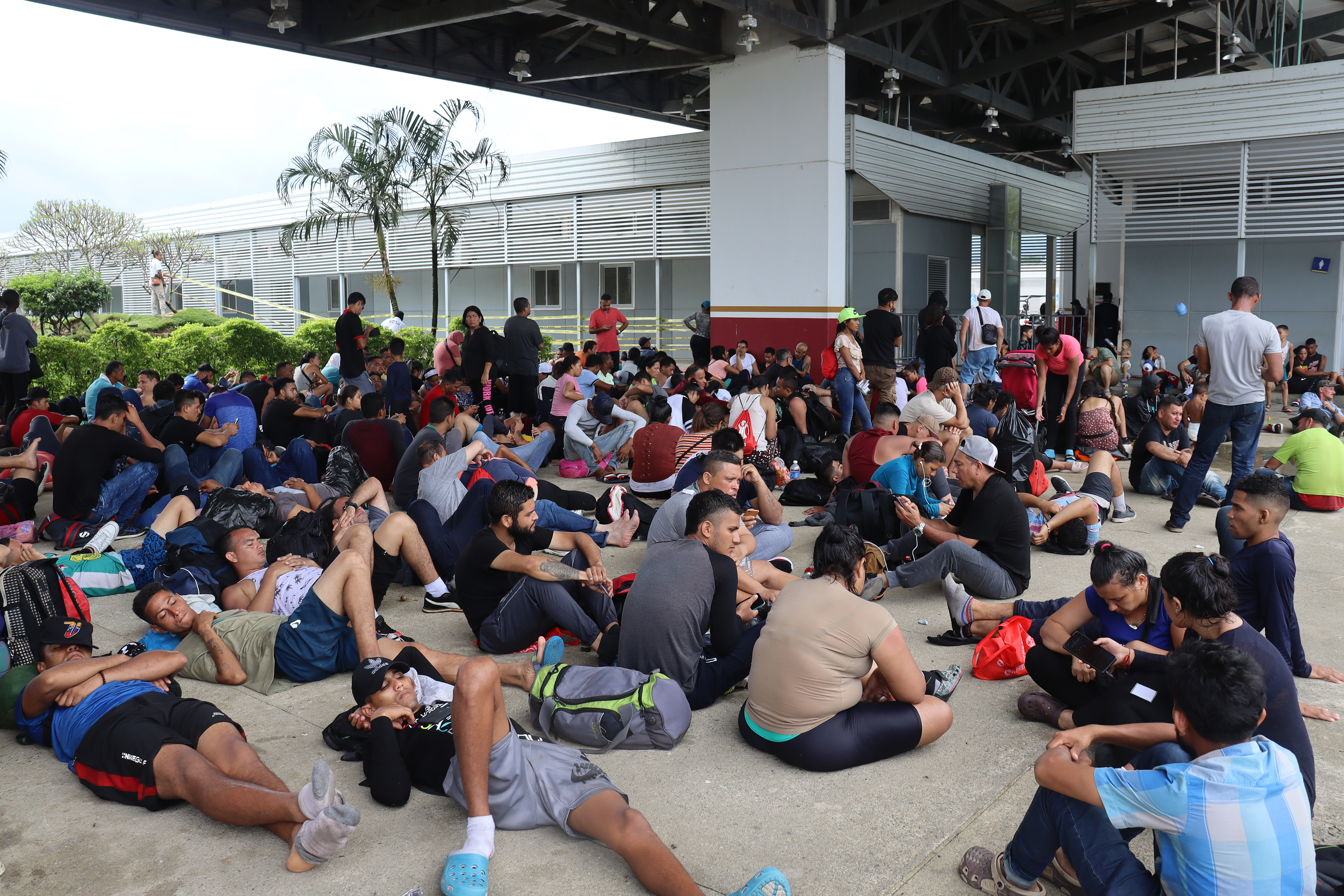 Caravana migrante se disuelve al iniciar entrega de documentos migratorios en México