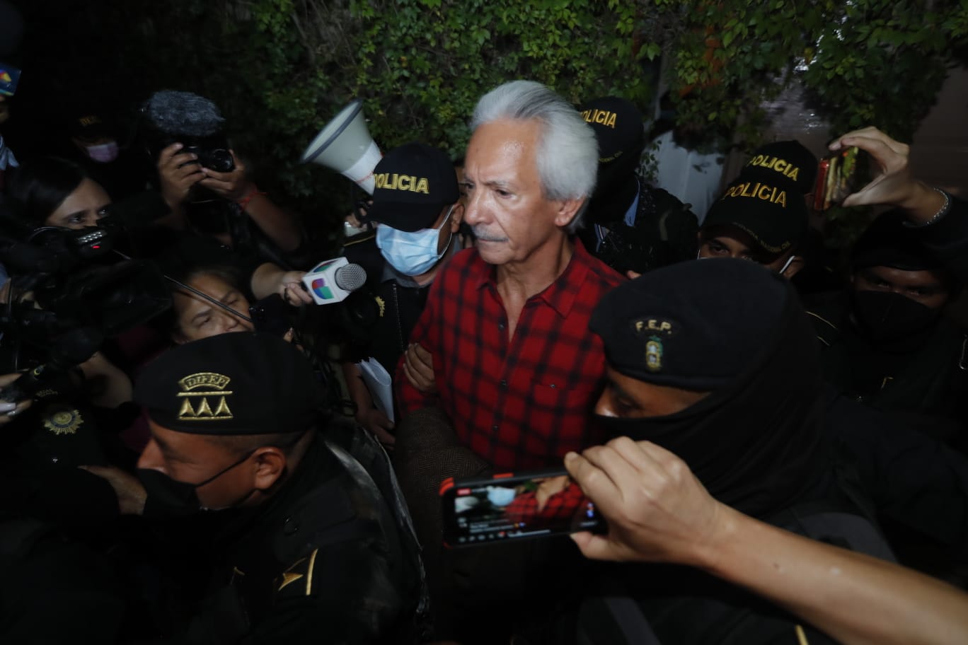 “Imagino que debe haber una conspiración”: periodista José Rubén Zamora da declaraciones, rodeado de policías, al salir de su casa