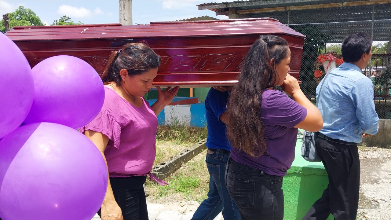 “Antes nos educaron para callar, no más” claman por justicia para una madre asesinada en la baqueta de su casa