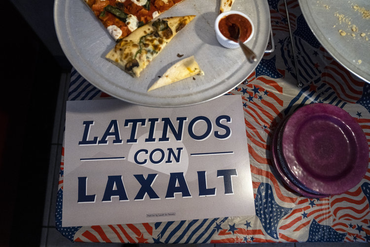 Un cartel de "Latinos con Laxalt" en un acto de campaña de Adam Laxalt, candidato republicano al Senado, en Moapa Valley, Nevada, el 11 de junio de 2022. (Foto Prensa Libre: Joe Buglewicz/The New York Times)