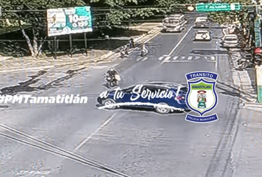 Video: Así quedó registrado un accidente entre un automóvil y una motocicleta en Amatitlán