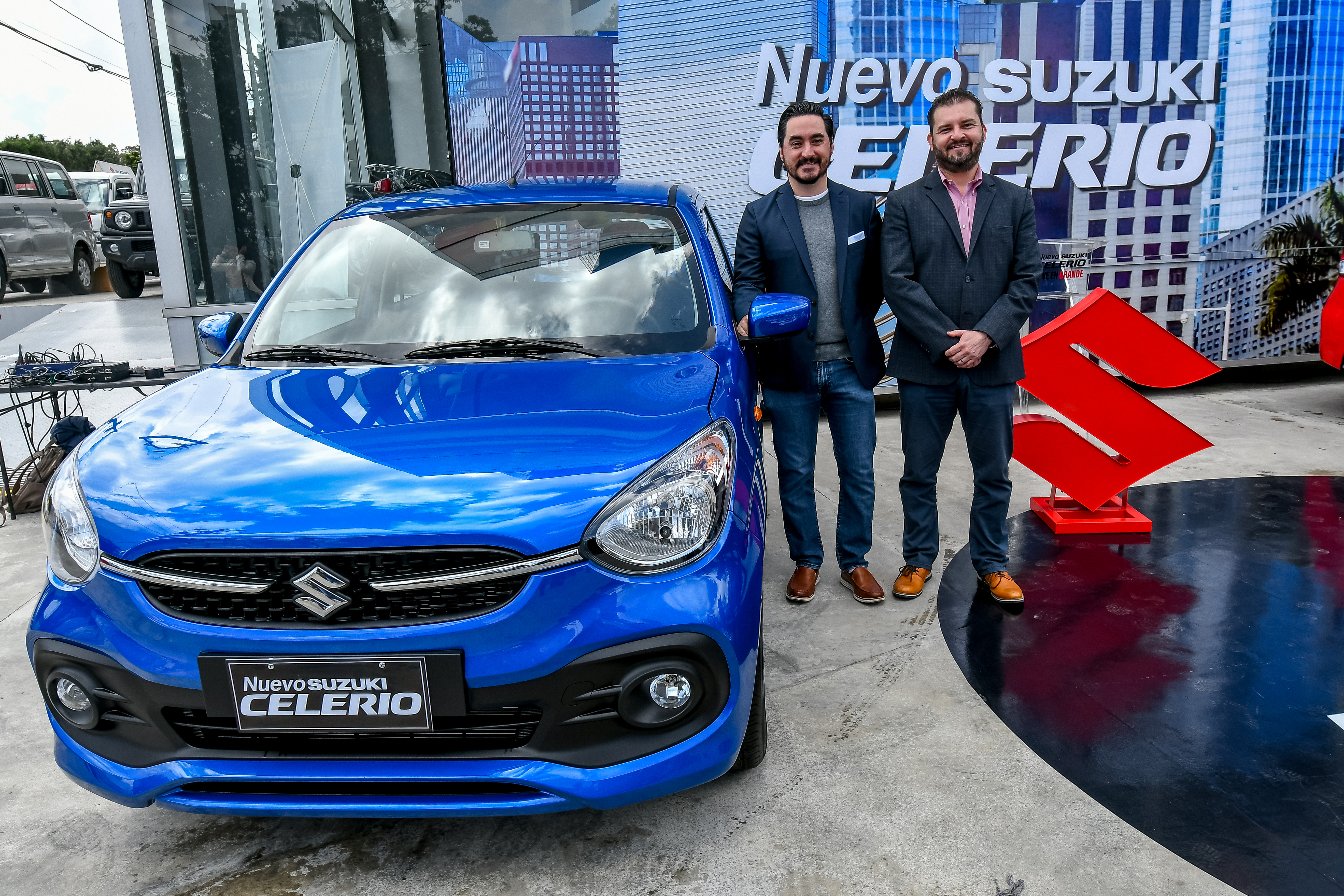 Edgar Masilli, gerente comercial y ventas de Autos Suzuki de Centroamérica S.A., y Paolo Melini, estratega de marketing digital. Foto Prensa Libre: Sergio Muñoz