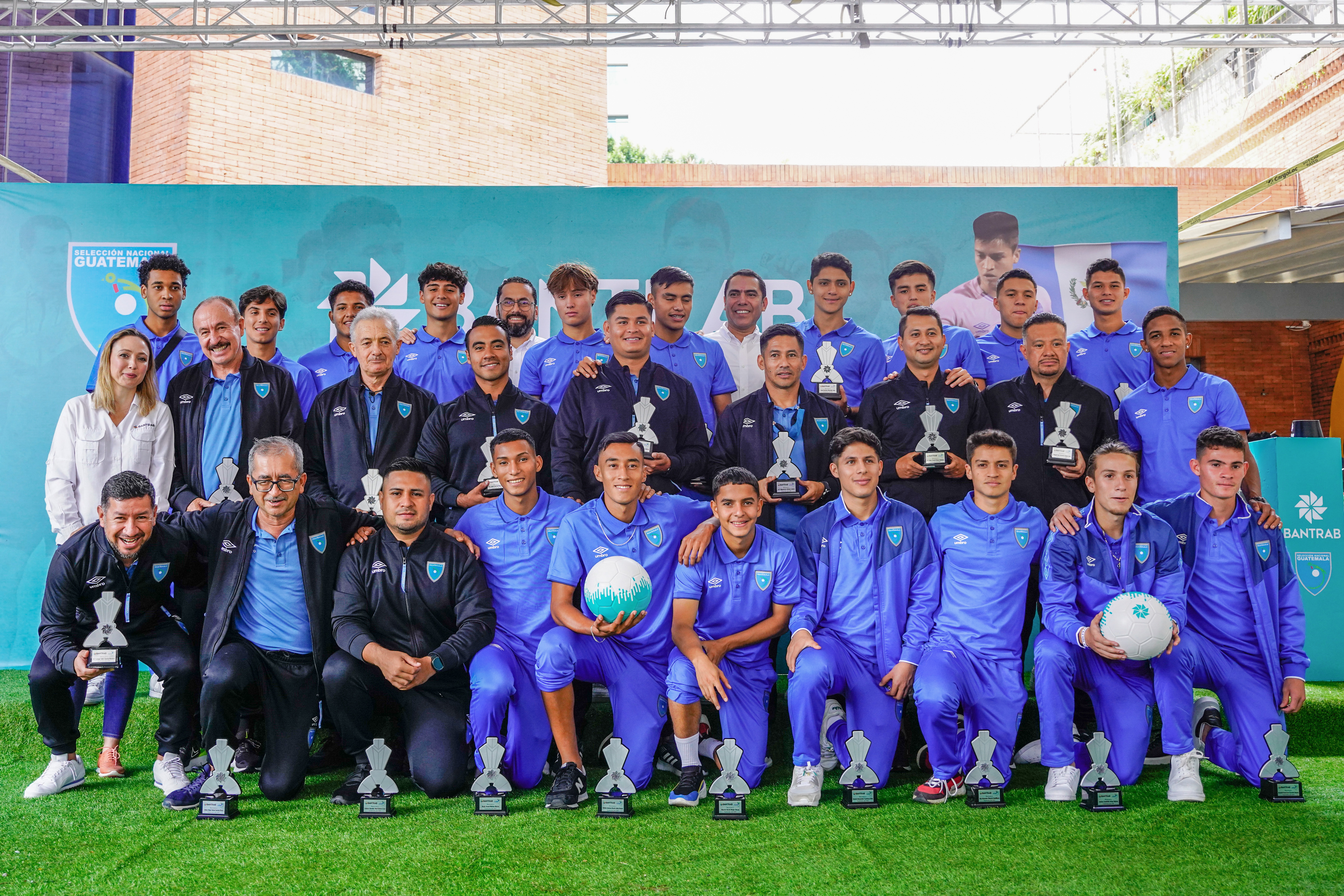 La Selección Nacional de Futbol Sub 20 a cargo del técnico mexicano Rafael Loredo hacen historia el conseguir que Guatemala vaya por segunda vez a un mundial juvenil. Foto Prensa Libre: Cortesía