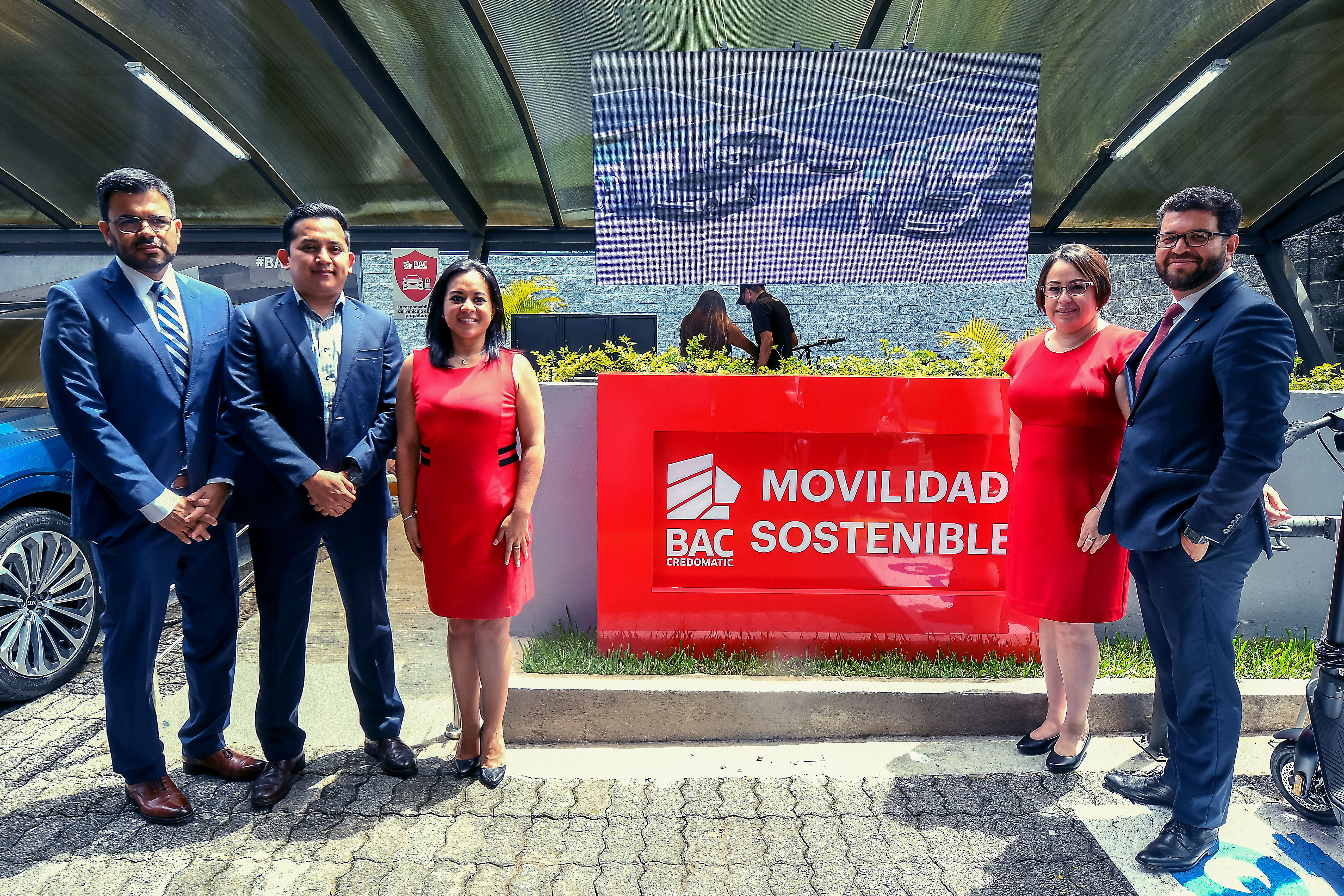 José Carlos Barrios, gerente comercial y mercadeo BAC Credomatic Guatemala; José Miguel Cardona, miembro de la junta directiva de Amegua; Telma Solares, directora ejecutiva de Amegua; Ruth Torres, gerente de banca de personas; y Eric Campos, country manager de BAC Credomatic Guatemala. Foto Prensa Libre: Sergio Muñoz