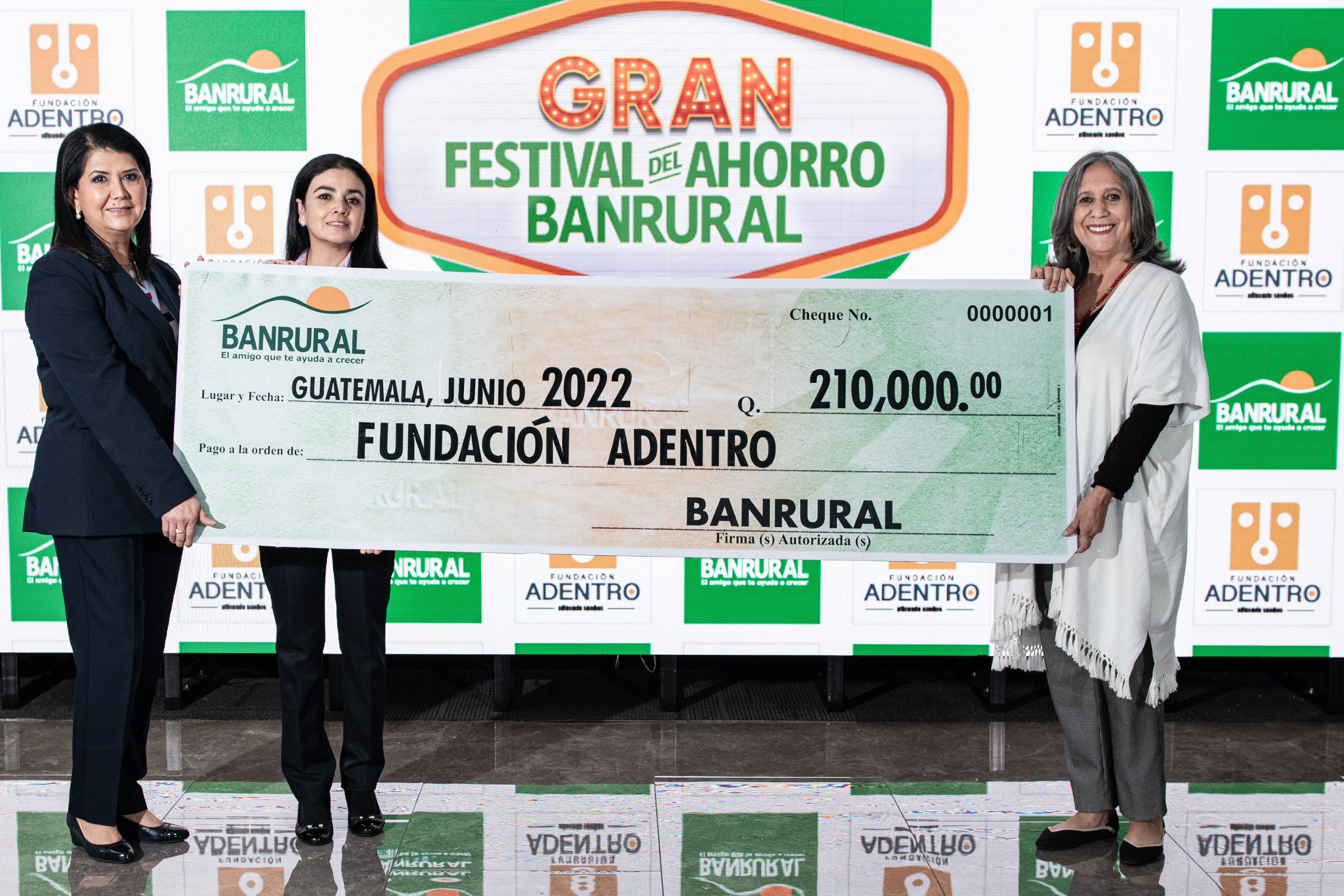 Adela Fernández, directora ejecutiva de la Fundación Adentro (derecha) recibe el cheque simbólico. Foto Prensa Libre: Cortesía